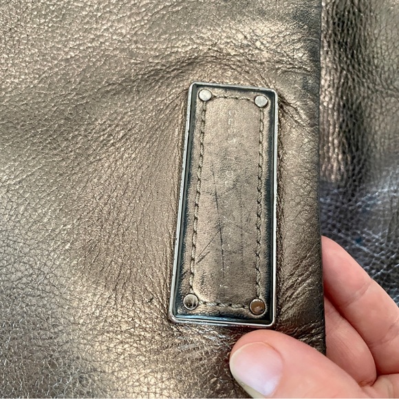 Marc by Marc Jacobs metallic grey crossbody purse - Picture 3 of 11